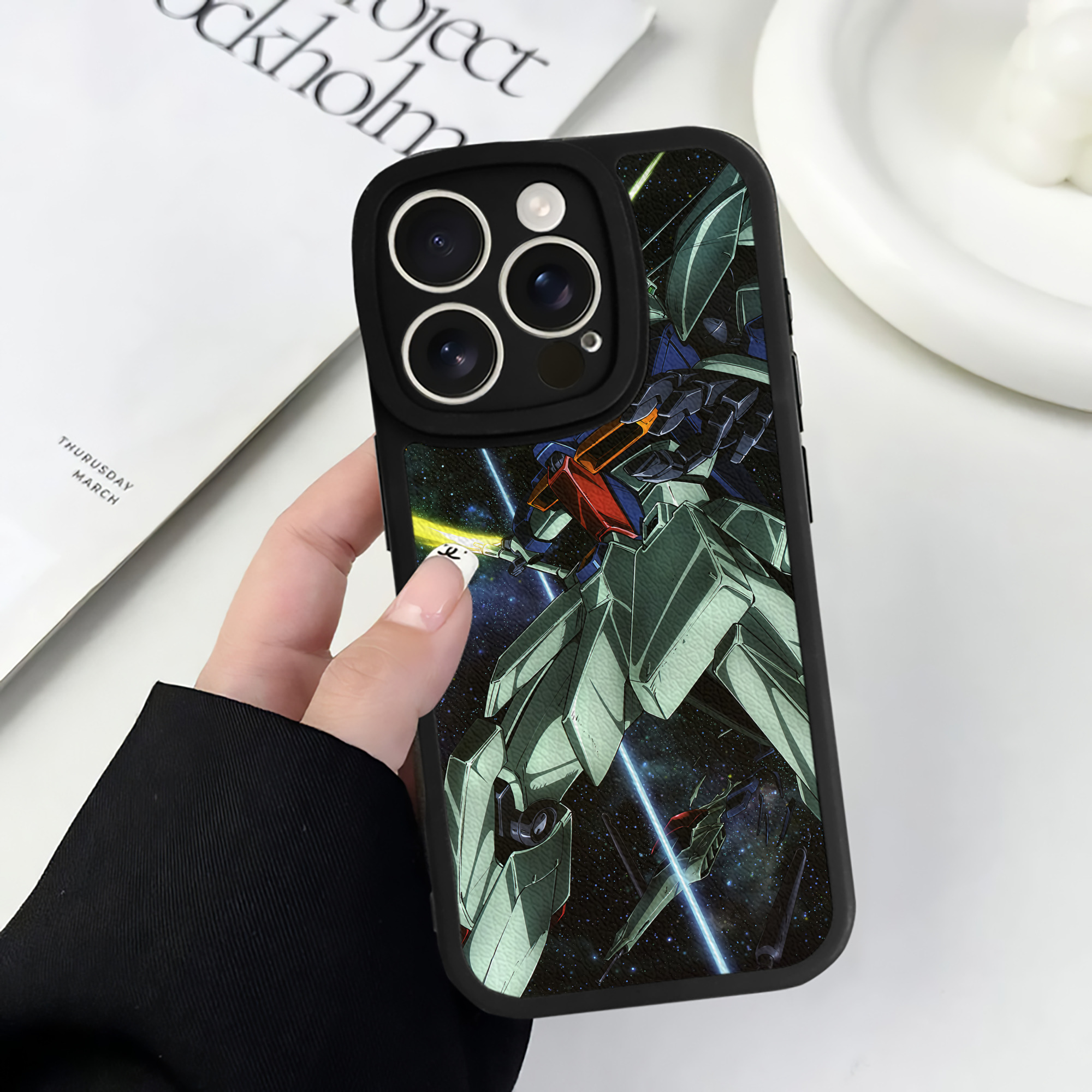 （画像用） 機動戦士ガンダム Mobile Suit Gundam 【iPhone 16シリーズ対応】シリコンスマホケース（レザー調） 材質：シリコン